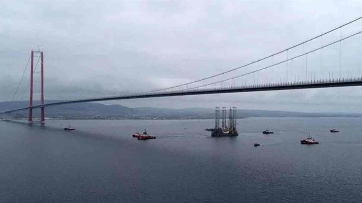 Çanakkale Boğazı'nda gemi arızası trafiği durdurdu