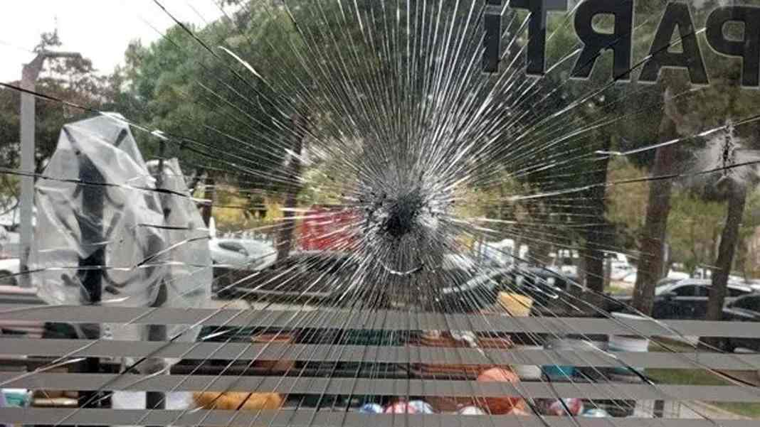Beylikdüzü'nde AK Parti ilçe binasına saldıran şüpheli yakalandı