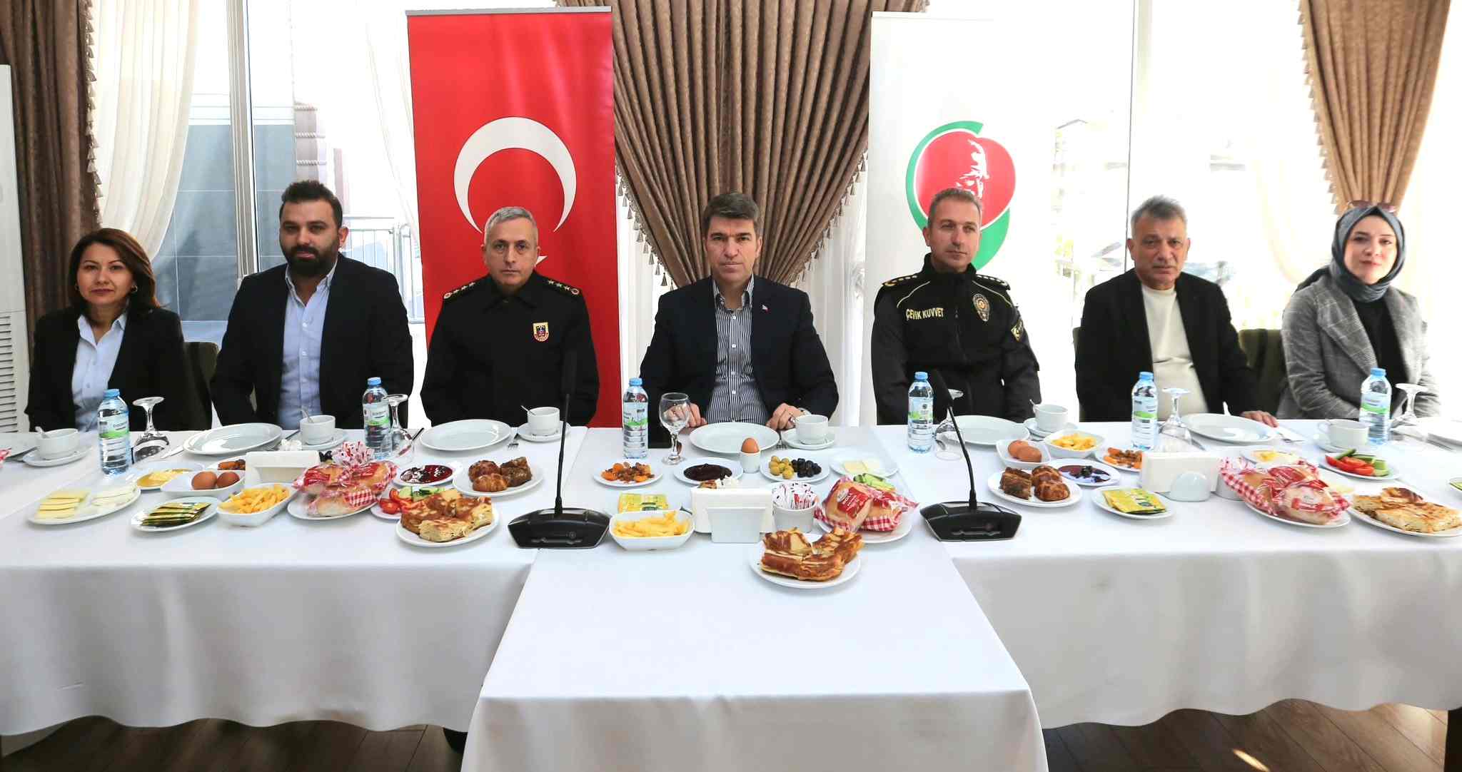 Amasya Valisi Önder Bakan basın mensuplarıyla bir araya geldi