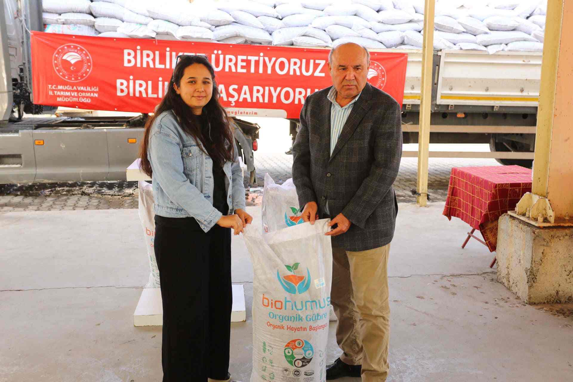 Muğla'da organik tarıma destek... Nar üreticilerine organik gübre dağıtımı