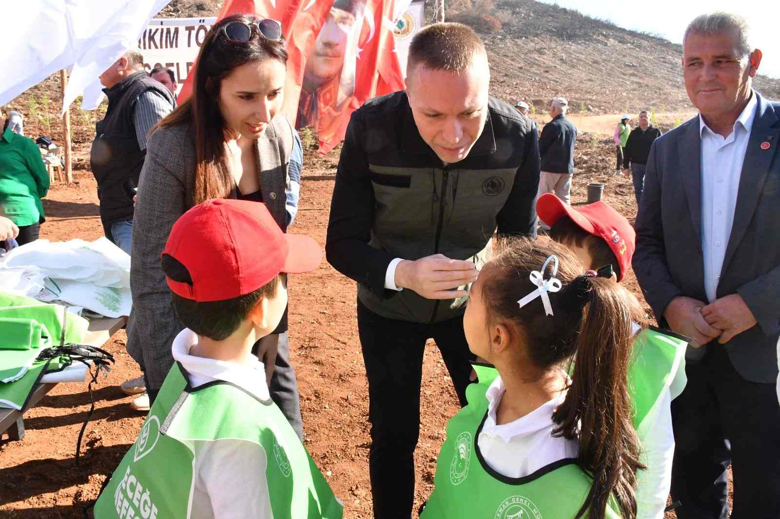 Milas’ta "Geleceğe Nefes, İnsanlığa Nefes" sloganıyla binlerce fidan toprakla buluştu