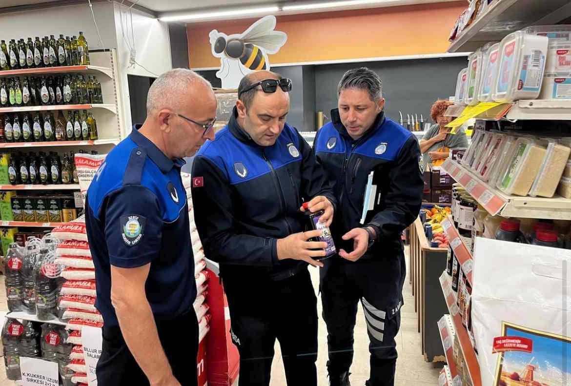 Antalya'da bir AVM'de pekmezin son kullanma tarihi gizlendi