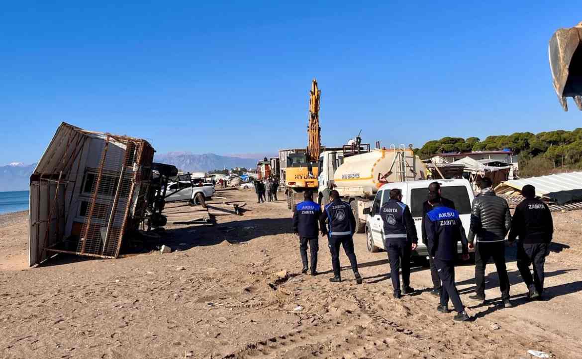 Antalya'da denize sıfır çardaklar tarihe karıştı, sahil halkın kullanımına açılacak