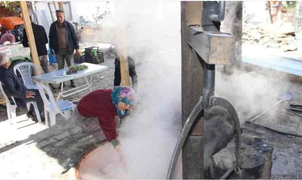 Elmalı Yalnızdam Mahallesi'nde vatandaşlar üzüm sıkma makinesi ile pekmez yapımına devam ediyor