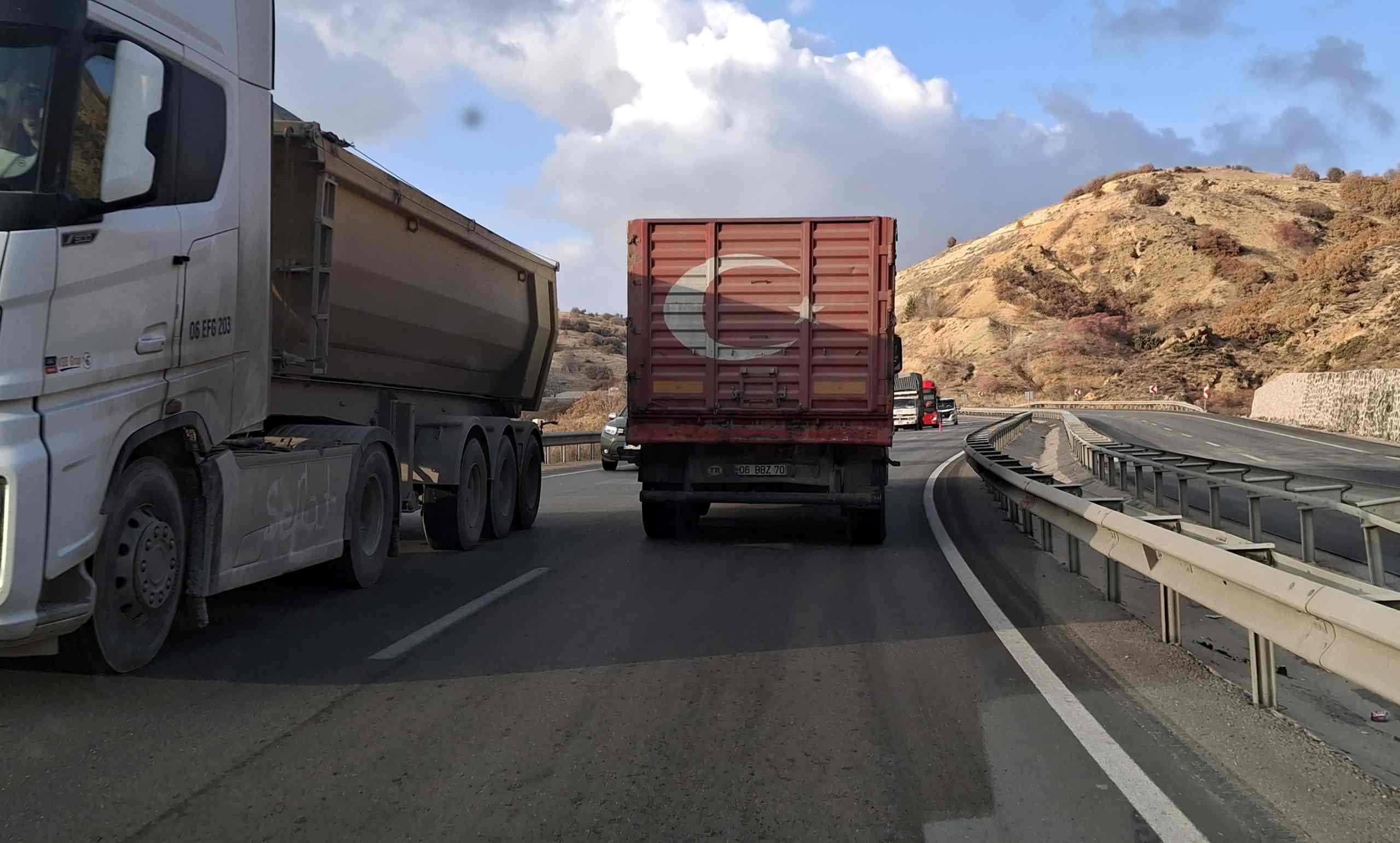 Karayolları Beypazarı 43 şube şefliği, tek şeride inen alanda sürücülerin dikkatli seyretmesini istedi