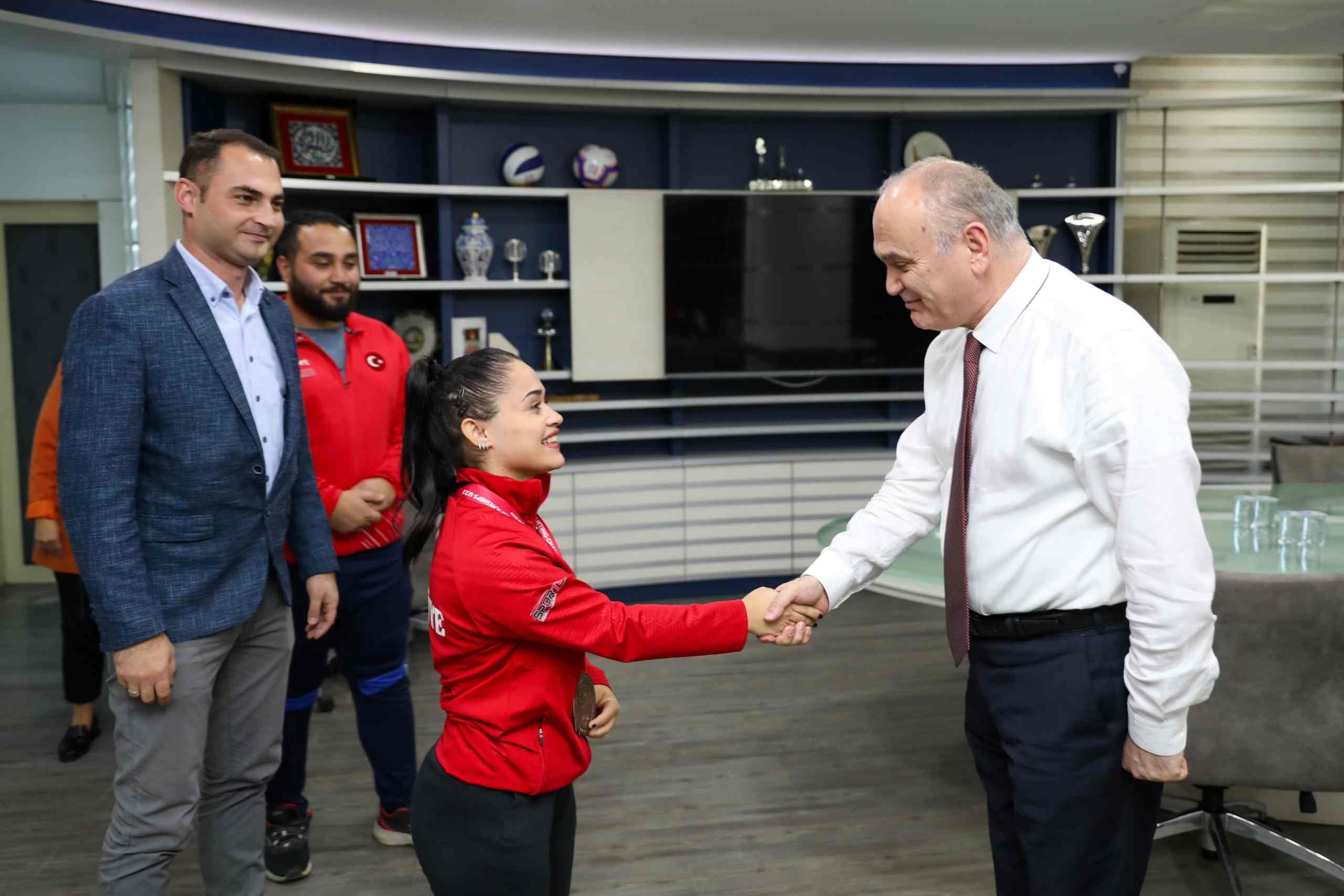 Başkan Özlü, Avrupa Üçüncüsü Şahin'i makamda ağırladı