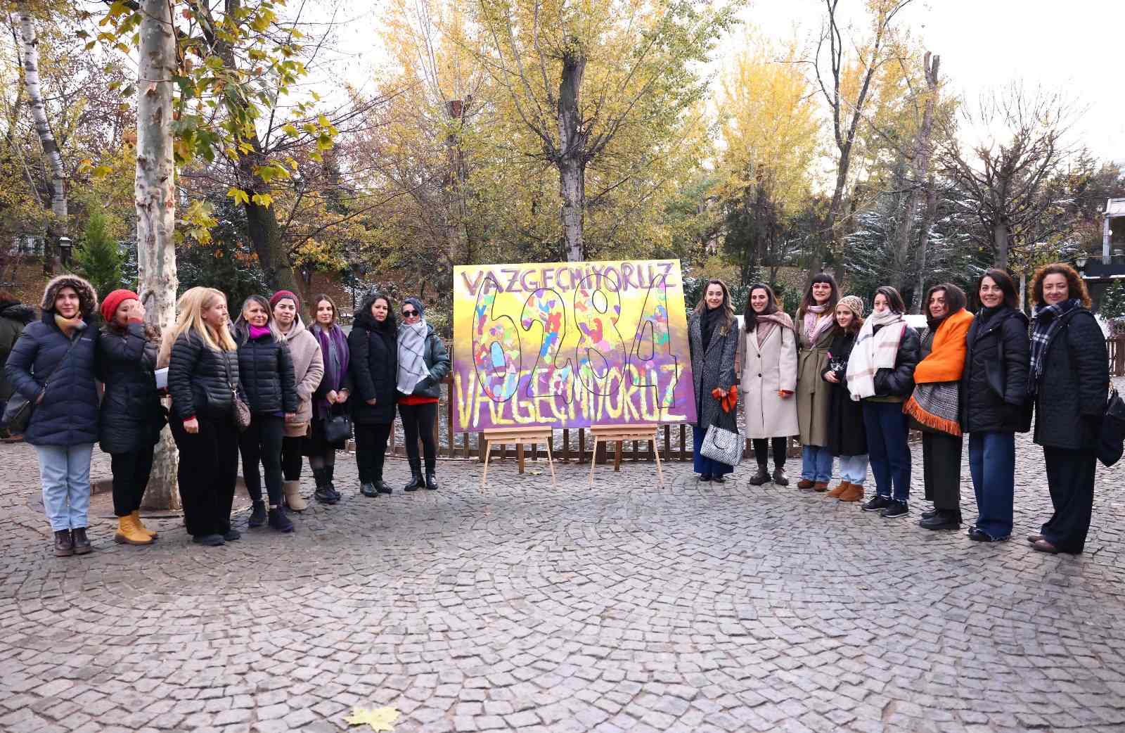 Çankaya'da kadınlar boya fırçalarıyla şiddete karşı çıktı