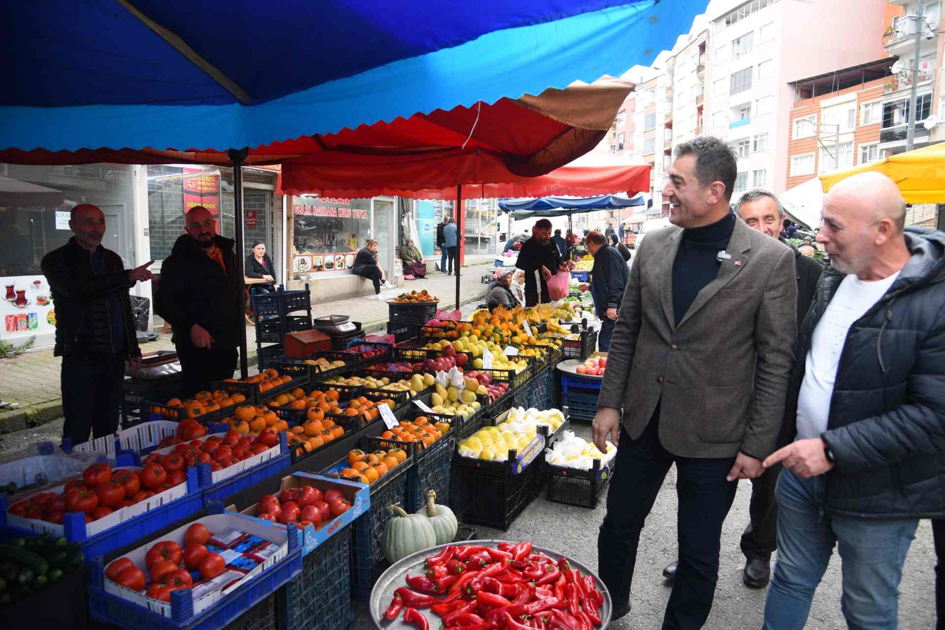 Fuat Köse pazarcı esnafını pazar yerinde dinledi