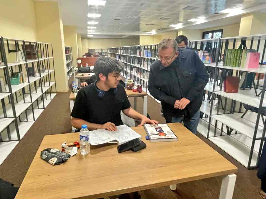 Kars Valisi Ziya Polat, Türk Diyanet Vakfı Kitapevi'ni ziyaret etti