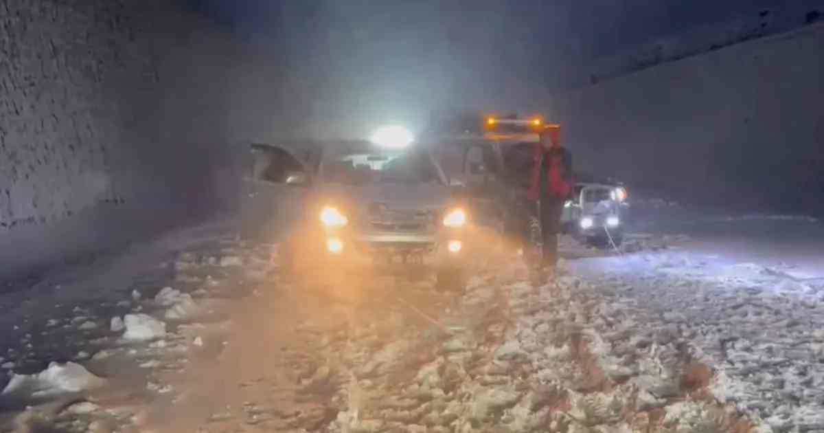 Niğde Safari Offroad Kulübü yolda kalan araçları kurtardı