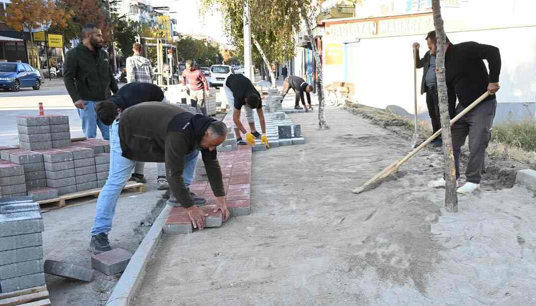 Isparta'da sokak ve caddelerde kaldırımlar yenileniyor