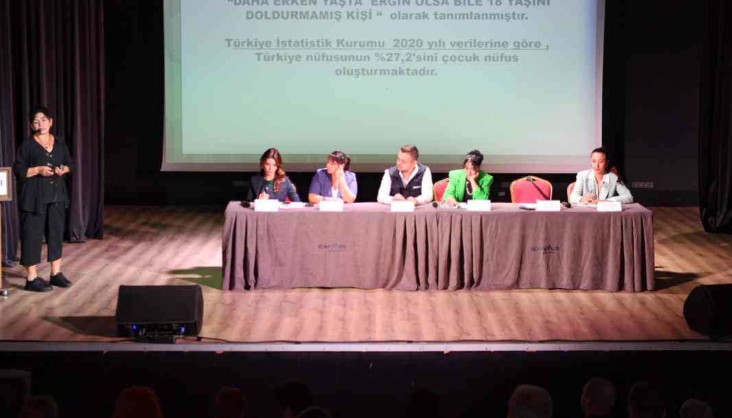 Konyaaltı'nda 'dijital dünya ve çocuk' paneli düzenlendi