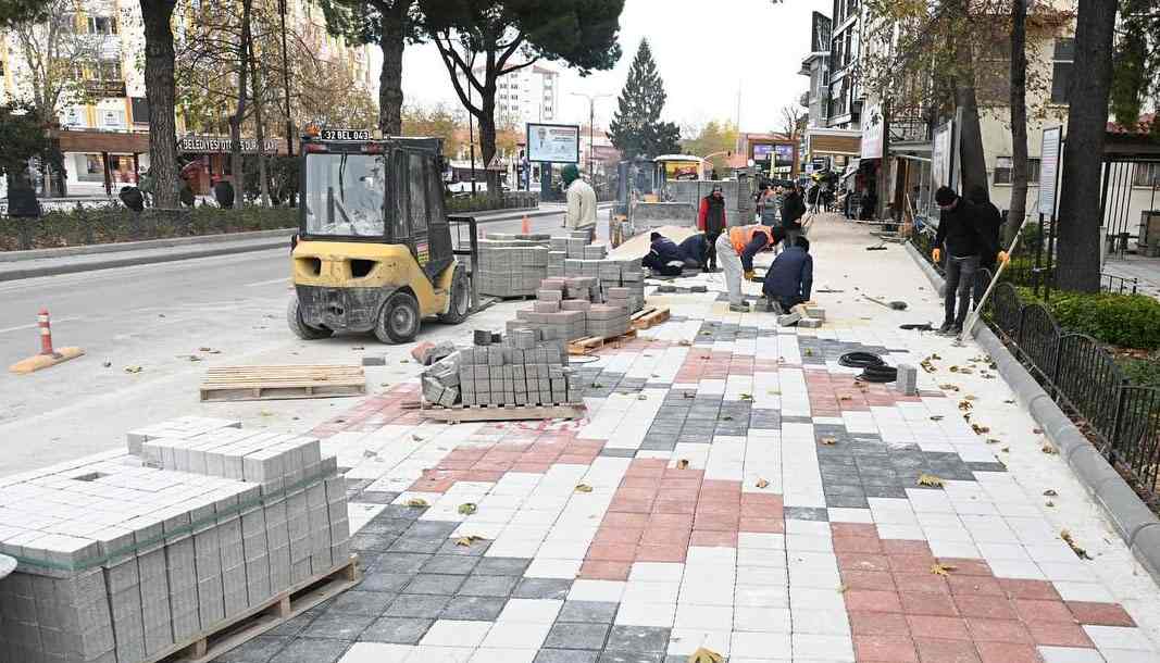 Isparta'da Tuhafiyeciler Sitesi ve Kavaklı Camii önündeki kaldırımlar yenileniyor