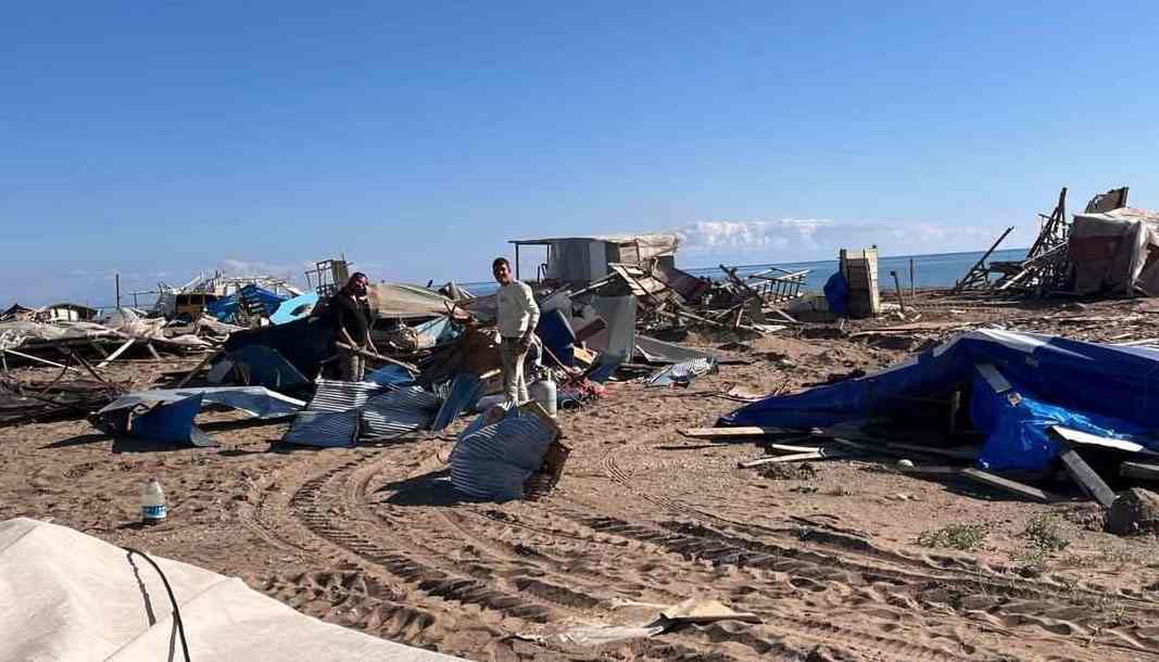 Antalya'da denize sıfır bedava çardaklar yıkıldı, hurdacılar bölgeye akın etti