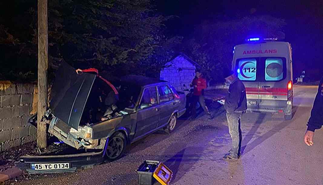 Bucak'ta feci kaza! Elektrik direğine çarpan sürücü araca sıkıştı