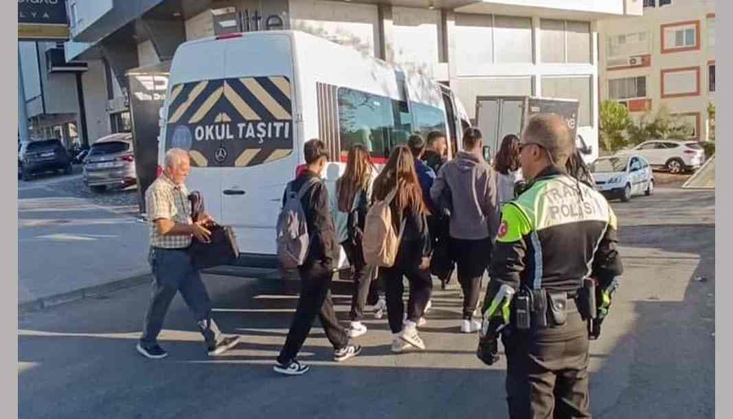 Antalya'da muayenesi geçen servis bağlandı, öğrenciler başka servisle yollarına devam etti