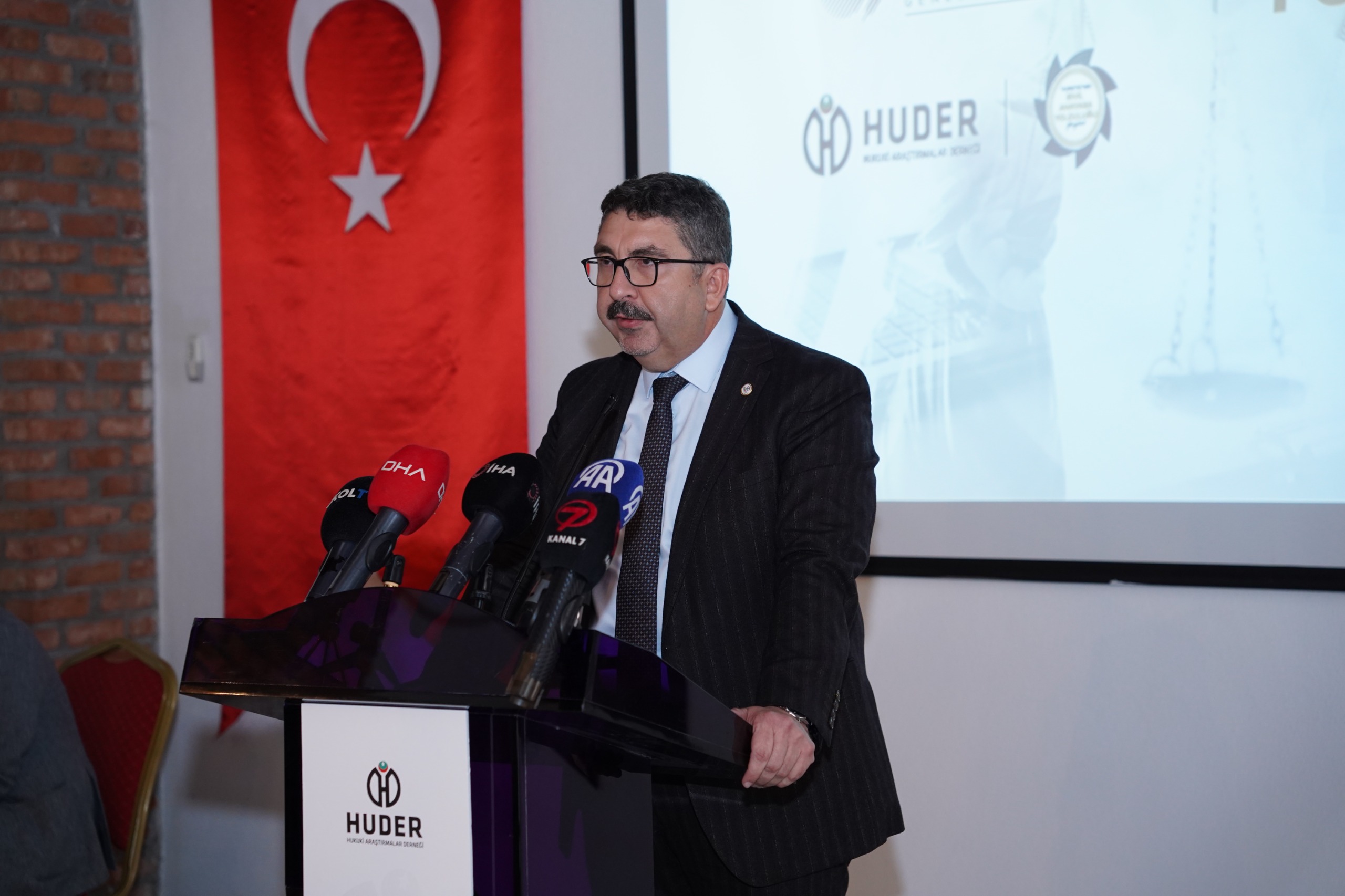 HUDER'den Türkiye'nin Sivil Anayasa Yolculuğu Projesi!