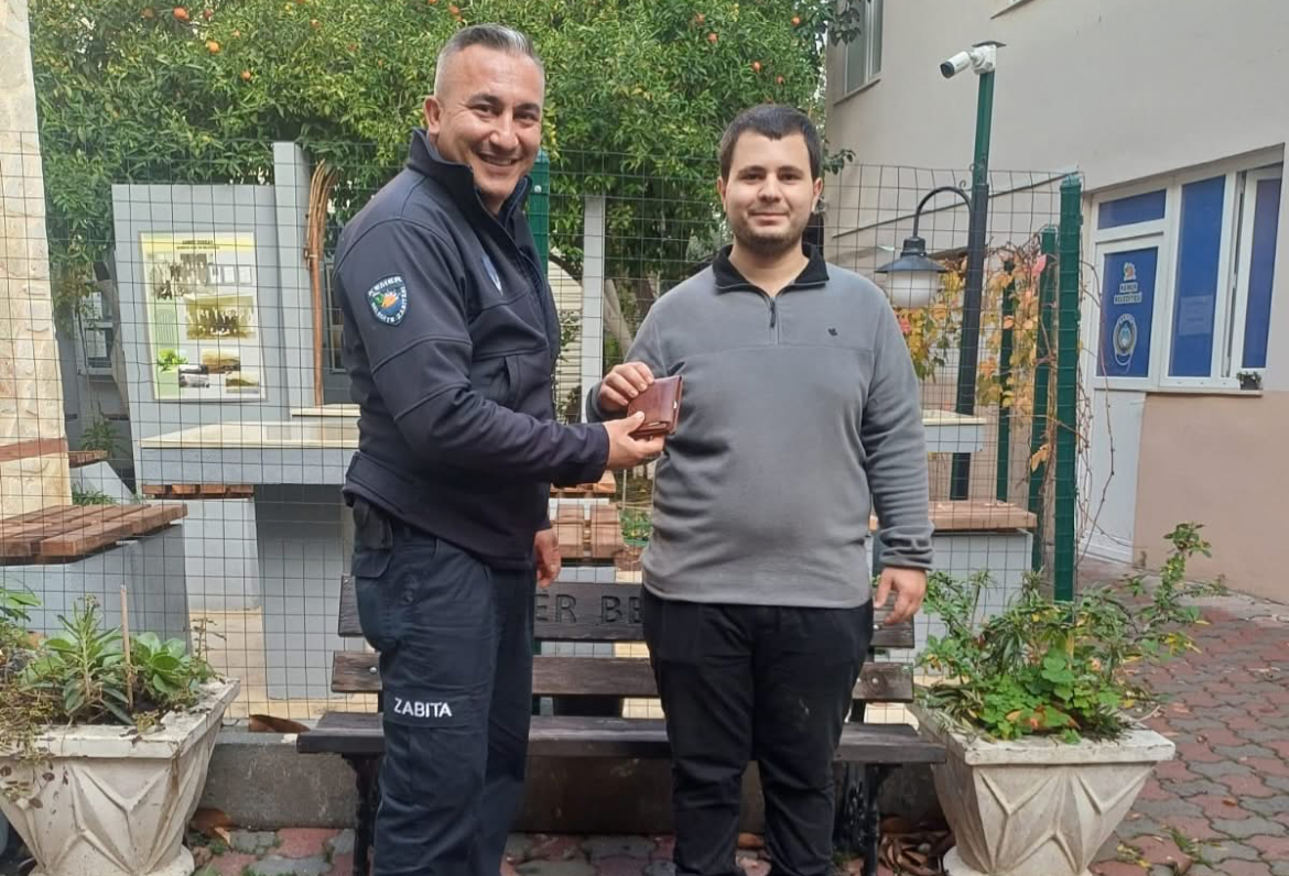 Antalya Kemer'de zabıtadan örnek davranış