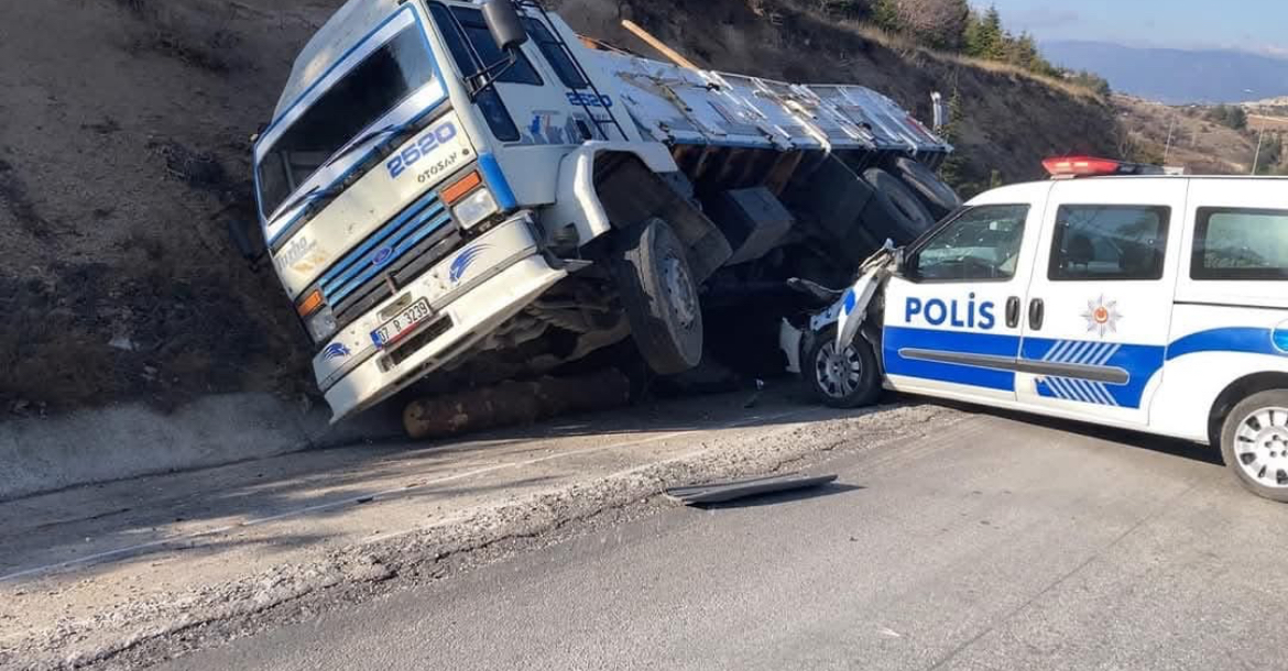 Burdur'da arıza yapan kamyon kazaya neden oldu