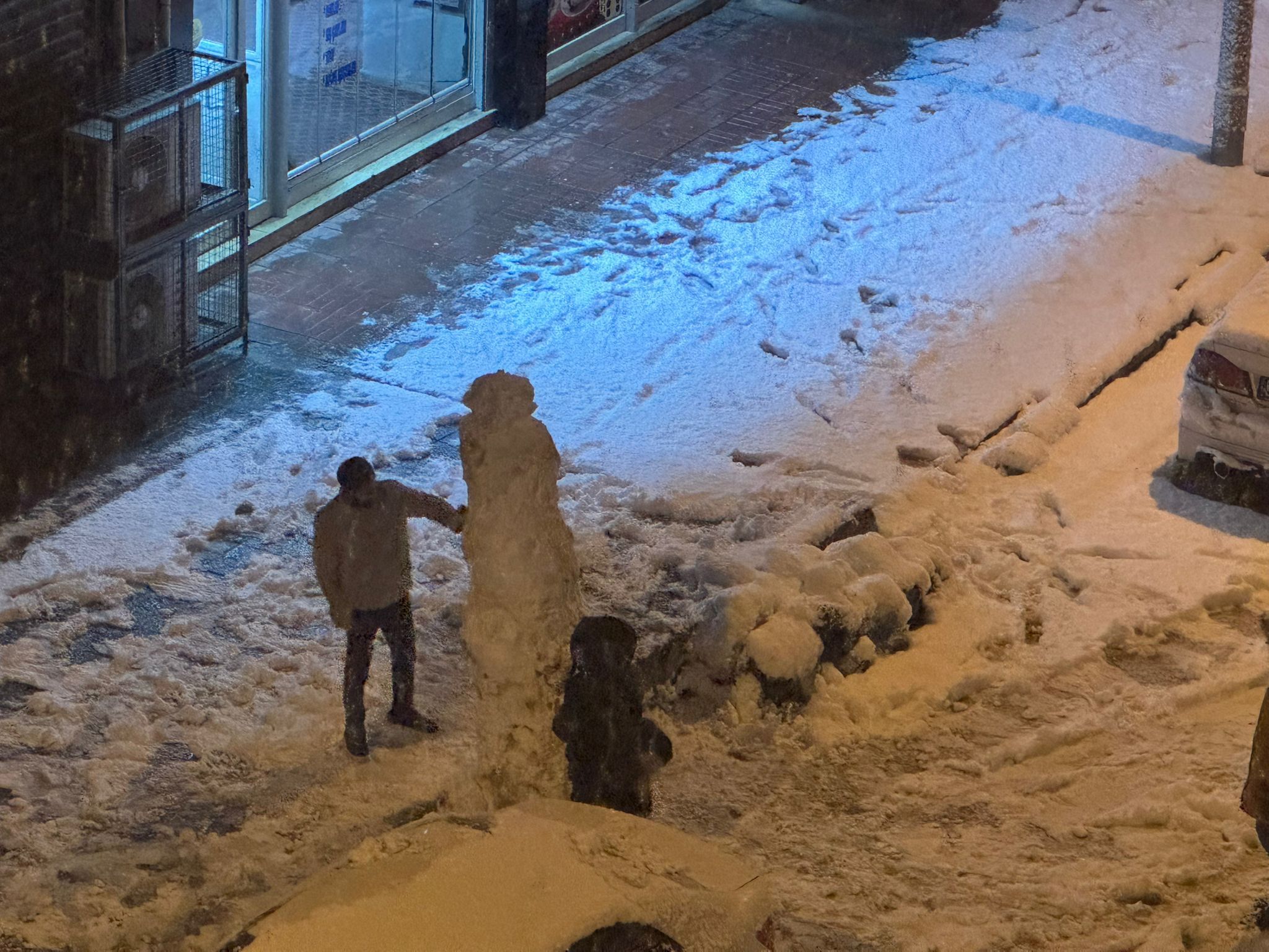 Kar yağışı Van'da çocukların eğlencesi oldu