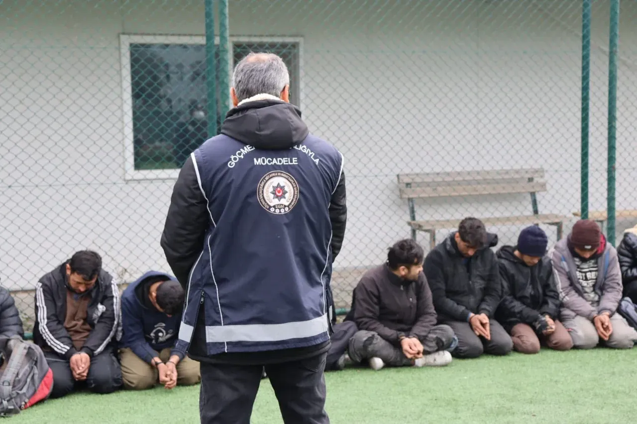 Amasya'da polisten kaçmaya çalışan minibüsten 20 düzensiz göçmen çıktı