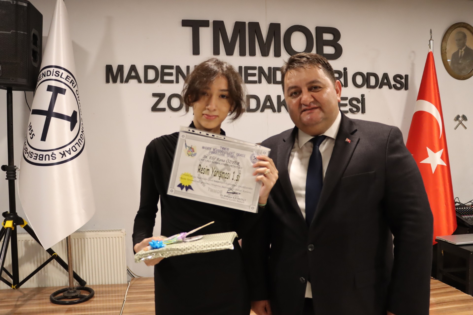 GMİS Başkanı Yeşil, madenci şehidinin kızına ödülünü verdi